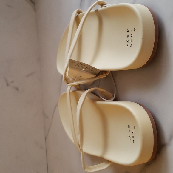 A New Day™ Nadine Skinny Strap Sandals – Yellow Size 9.5 - Picture 4 of 7